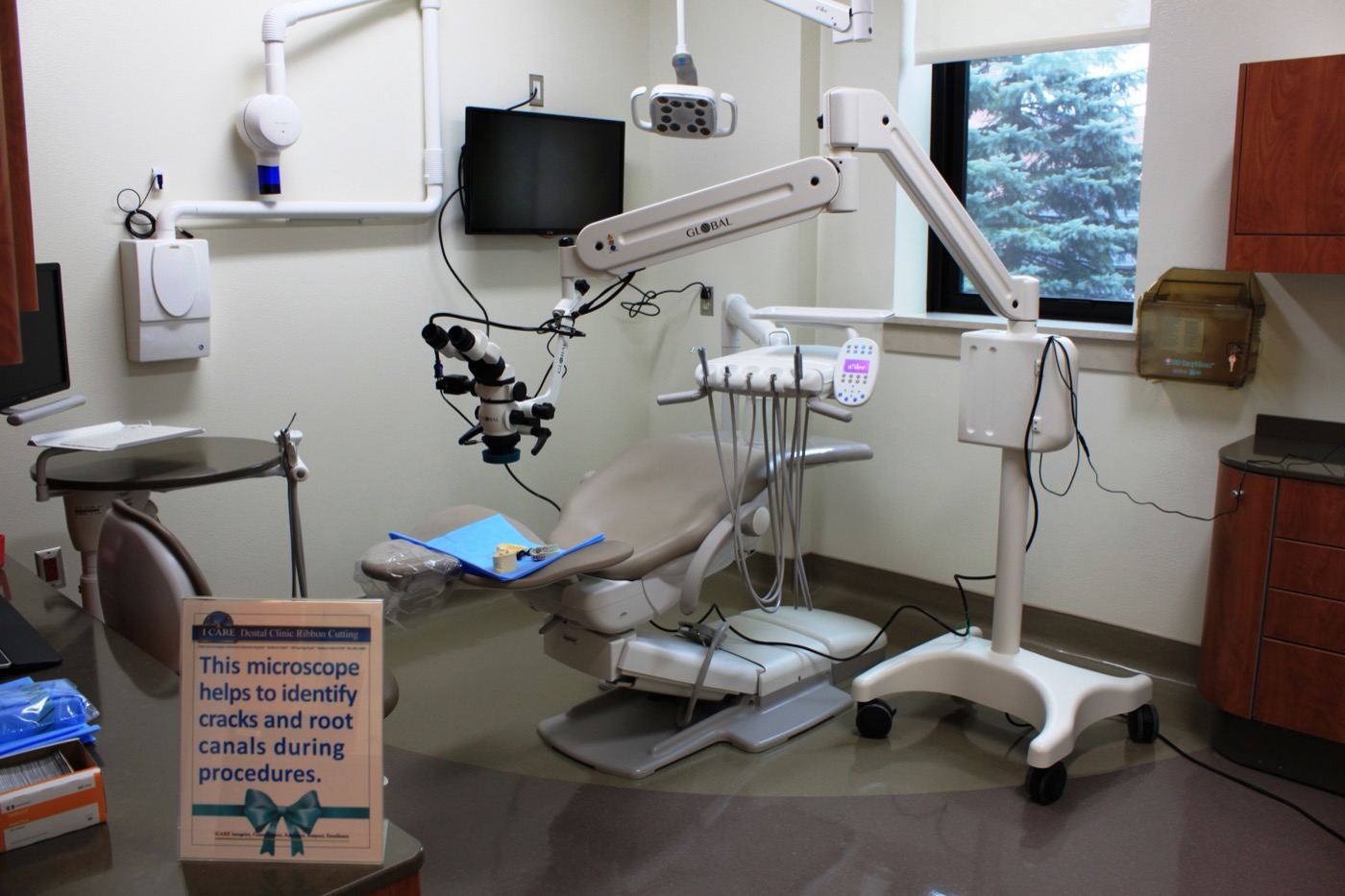 Dental treatment room with operating microscope
